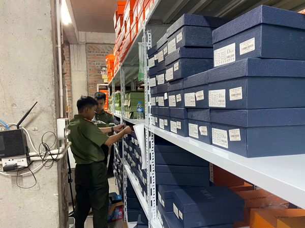 Kiểm tra, tạm giữ trên 9.000 sản phẩm giả mạo nhãn hiệu và hàng hóa không rõ nguồn gốc xuất xứ bán trên các nền tảng TMĐT Kiểm tra, tạm giữ trên 9.000 sản phẩm giả mạo nhãn hiệu và hàng hóa không rõ nguồn gốc xuất xứ bán trên các nền tảng TMĐT