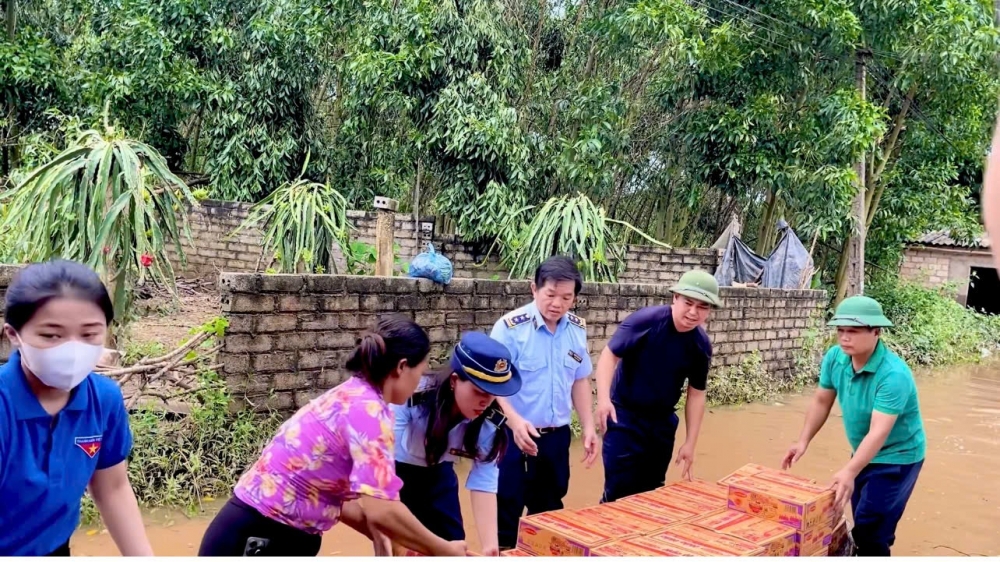 Cục QLTT tỉnh Lạng Sơn chung tay hỗ trợ người dân vùng lũ