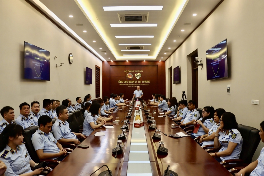 Hàng trăm công chức QLTT tham gia lễ phát động, quyên góp ủng hộ đồng bào bị thiệt hại do bão, lụt