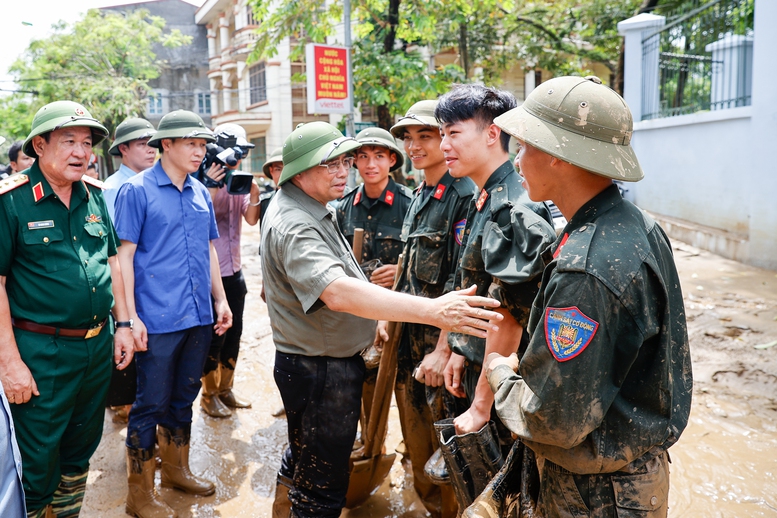 Thủ tướng thị sát tình hình, chỉ đạo khắc phục hậu quả mưa lũ tại Yên Bái, Lào Cai- Ảnh 1.