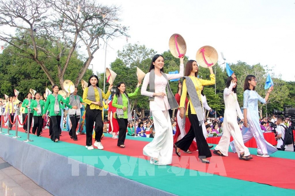 Lễ hội áo bà ba, áo dài tỏa sáng văn hóa phương Nam ở Cần Thơ Lễ hội áo bà ba, áo dài tỏa sáng văn hóa phương Nam ở Cần Thơ