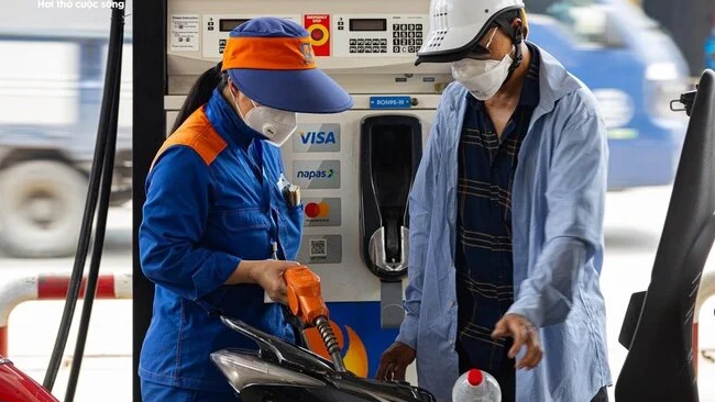 Giá xăng tiếp tục giảm mạnh