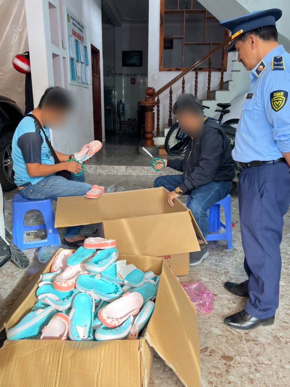 Lâm Đồng: Phát hiện, xử lý hàng hóa xâm phạm quyền đối với nhãn hiệu Crocs