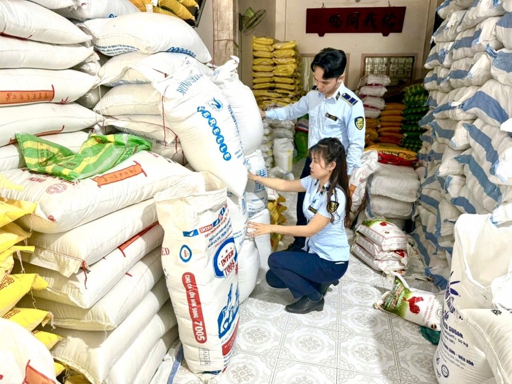 Tuyên truyền, giám sát tình hình dự trữ hàng hóa chuẩn bị cho mùa mưa bão