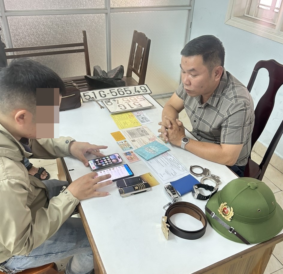 Trinh sát hình sự làm việc với Lê Thừa Sơn.