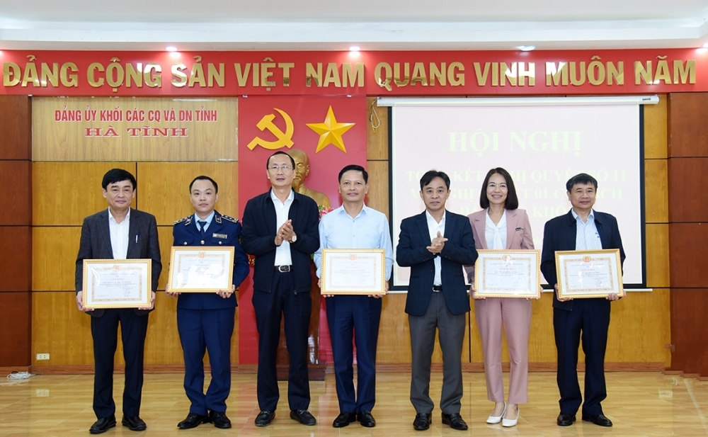 Đảng bộ Cục QLTT vinh dự được khen thưởng tại Hội nghị tổng kết 10 năm thực hiện các Nghị quyết của Đảng bộ Khối về nâng cao chất lượng sinh hoạt chi Đảng bộ Cục QLTT vinh dự được khen thưởng tại Hội nghị tổng kết 10 năm thực hiện các Nghị quyết của Đảng bộ Khối về nâng cao chất lượng sinh hoạt chi