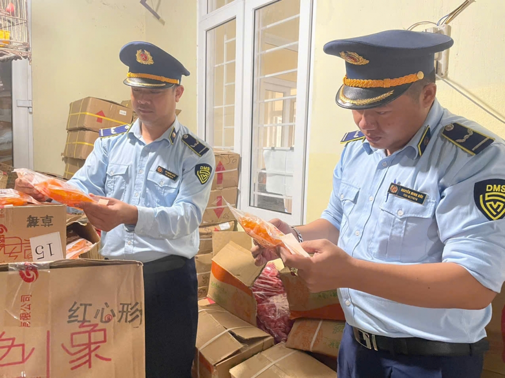 Ngăn chặn gần 2 tấn thực phẩm nhập lậu và không rõ nguồn gốc xuất xứ đang trên đường tiêu thụ