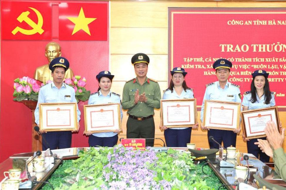 Hà Nam: Khởi tố vụ việc buôn lậu và vận chuyển trái phép hàng hóa qua biên giới Hà Nam: Khởi tố vụ việc buôn lậu và vận chuyển trái phép hàng hóa qua biên giới