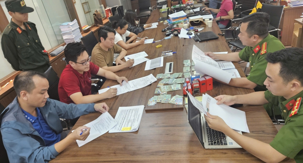 Hà Nội triệt phá đường dây nhập lậu, tiêu thụ hàng nghìn tấn khí N2O (khí cười)