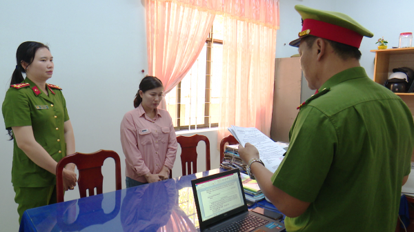 Cơ quan Cảnh s&aacute;t điều tra C&ocirc;ng an tỉnh Bạc Li&ecirc;u tiến h&agrave;nh tống đạt Quyết định v&agrave; Lệnh đối với Nguyễn Th&ugrave;y Trang (&aacute;o hồng).