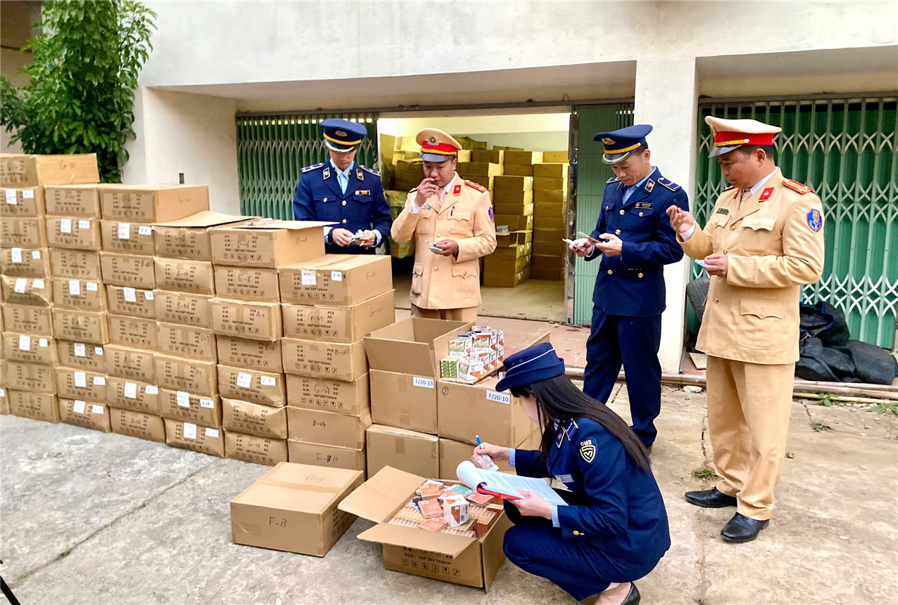 Lực lượng chức năng kiểm đếm linh kiện thuốc lá điện tử không rõ nguồn gốc xuất xứ.