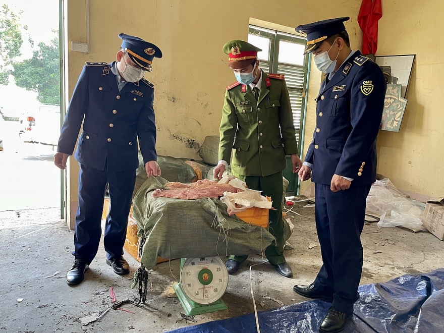 Lào Cai phát hiện, xử lý trên 5.000 sản phẩm thuốc lá điện tử và 500 kg Nầm lợn không rõ nguồn gốc xuất xứ