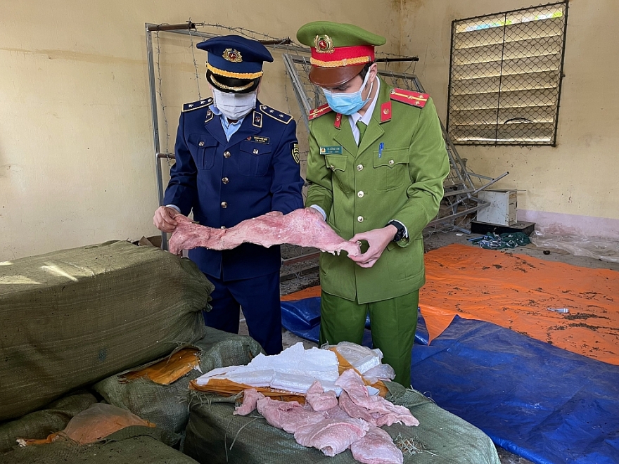 Lào Cai phát hiện, xử lý trên 5.000 sản phẩm thuốc lá điện tử và 500 kg Nầm lợn không rõ nguồn gốc xuất xứ