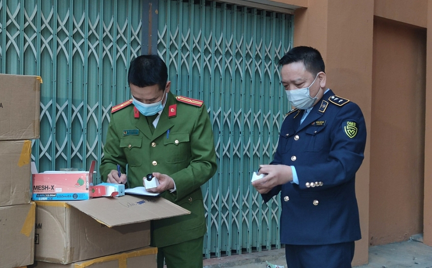 Lào Cai phát hiện, xử lý trên 5.000 sản phẩm thuốc lá điện tử và 500 kg Nầm lợn không rõ nguồn gốc xuất xứ