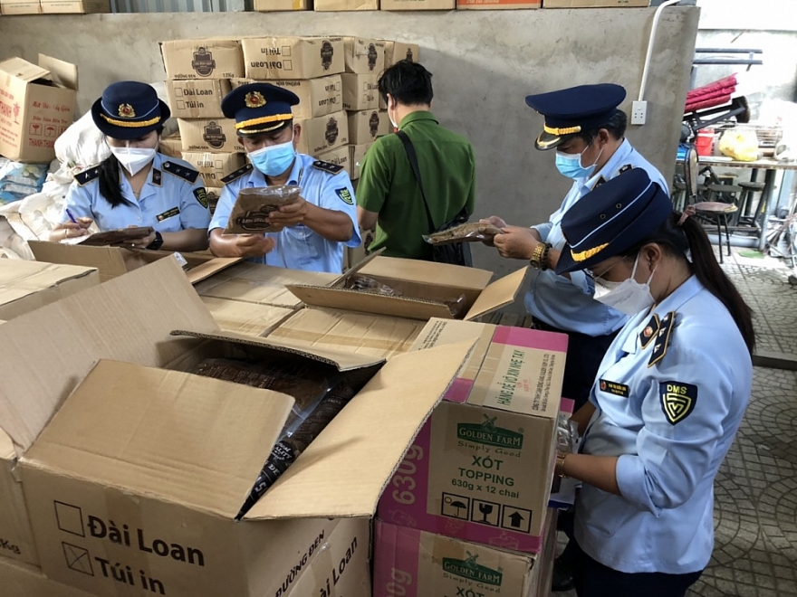 Bắt trên 6 tấn đường đen dùng chế biến trà sữa, thực phẩm