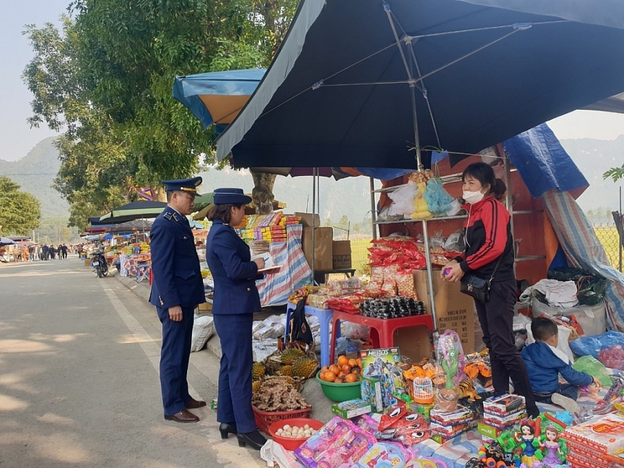 Lực lượng QLTT Hòa Bình tăng cường kiểm tra, giám sát thị trường trước, trong và sau Tết Nguyên đán Quý Mão 2023 Lực lượng QLTT Hòa Bình tăng cường kiểm tra, giám sát thị trường trước, trong và sau Tết Nguyên đán Quý Mão 2023
