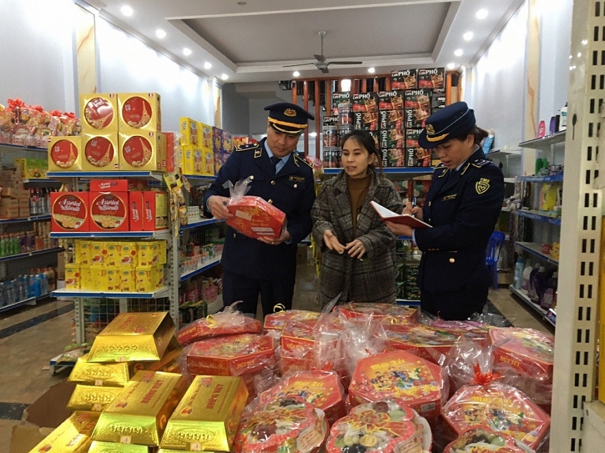 Lực lượng QLTT Hòa Bình tăng cường kiểm tra, giám sát thị trường trước, trong và sau Tết Nguyên đán Quý Mão 2023 Lực lượng QLTT Hòa Bình tăng cường kiểm tra, giám sát thị trường trước, trong và sau Tết Nguyên đán Quý Mão 2023