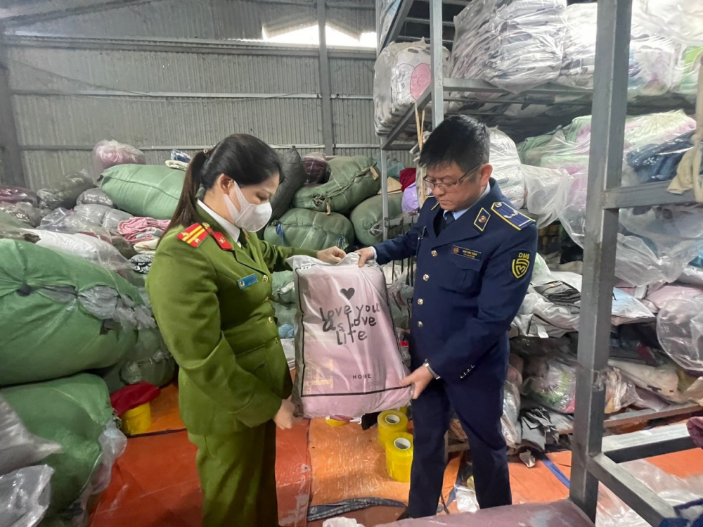 Xử phạt 45 triệu đồng cơ sở kinh doanh chăn, ga gối không rõ nguồn gốc xuất xứ