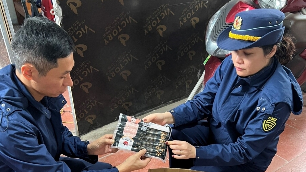 Tạm giữ trên 800kg xúc xích và tràng lợn nhập lậu