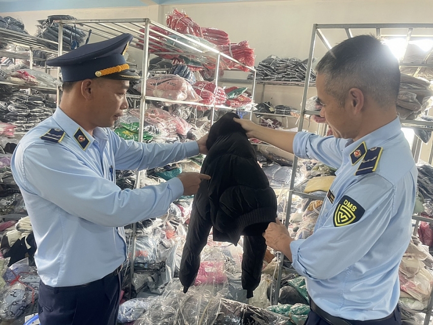 Kinh doanh 450 cái áo ấm không rõ nguồn gốc, xuất xứ, cơ sở bị xử phạt 25 triệu đồng