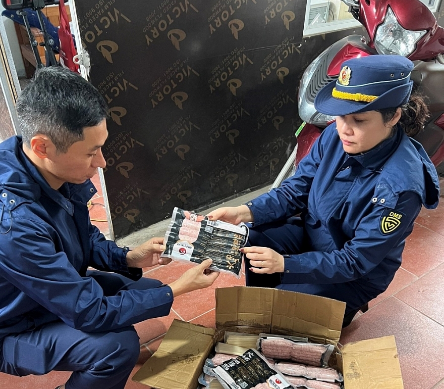 Tạm giữ trên 800kg xúc xích và tràng lợn nhập lậu