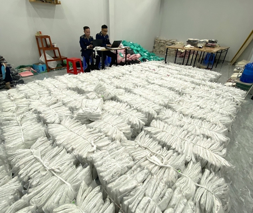 Thu giữ hàng nghìn sản phẩm quần nữ không rõ nguồn gốc xuất xứ Phát hiện hàng nghìn sản phẩm quần nữ không rõ nguồn gốc xuất xứ
