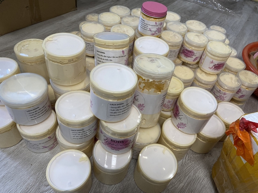 Xử phạt 24,5 triệu đồng cơ sở kinh doanh mỹ phẩm không rõ nguồn gốc xuất xứ trên Facebook Xử phạt 24,5 triệu đồng cơ sở kinh doanh mỹ phẩm không rõ nguồn gốc xuất xứ trên Facebook