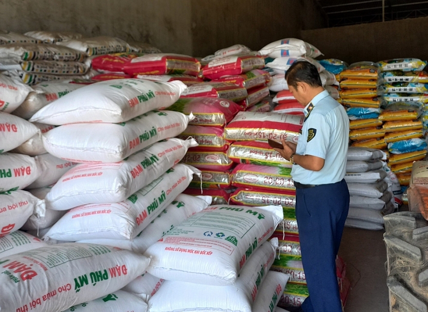 Phát hiện cơ sở kinh doanh phân bón có chất lượng không phù hợp quy chuẩn kỹ thuật Phát hiện cơ sở kinh doanh phân bón có chất lượng không phù hợp quy chuẩn kỹ thuật
