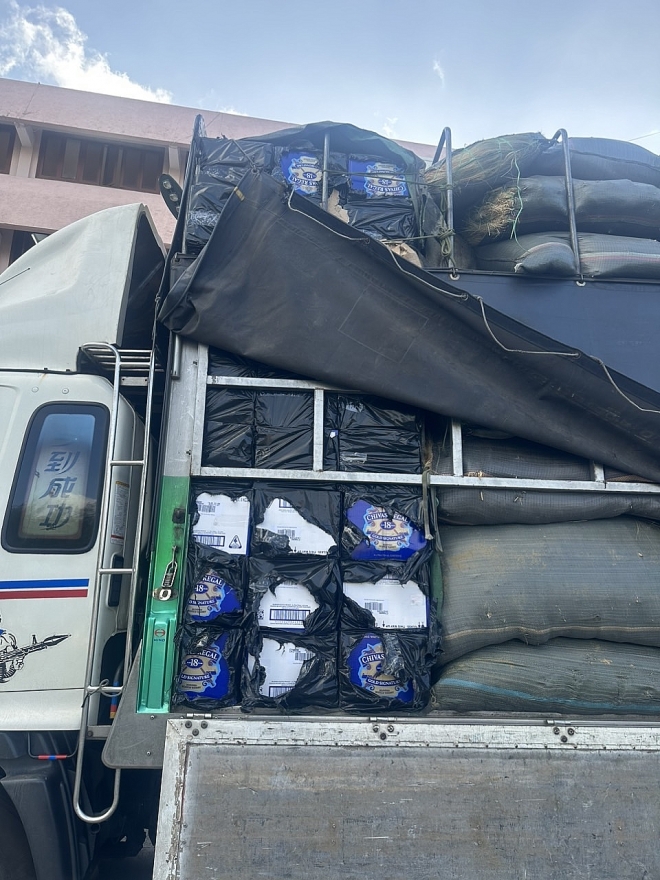 Phát hiện gần 2.000 chai rượu Chivas 18 không có hóa đơn chứng từ Phát hiện gần 2.000 chai rượu Chivas 18 không có hóa đơn chứng từ