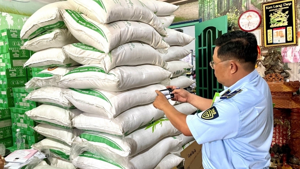 TP.HCM: Tạm giữ gần 7 tấn đường cát nhập lậu