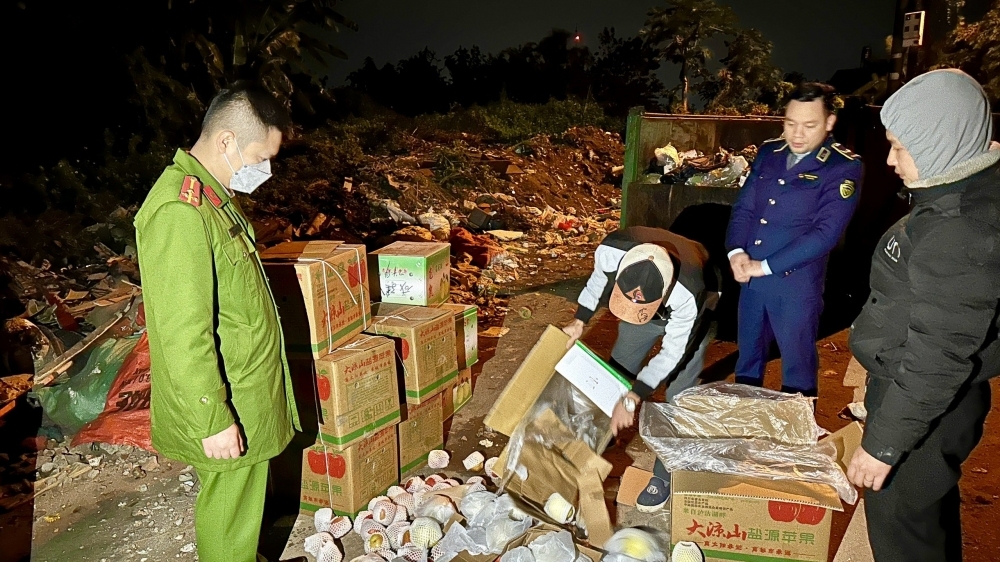 Ngăn chặn 6 tấn hoa quả nhập lậu vận chuyển tiêu thụ trong đêm