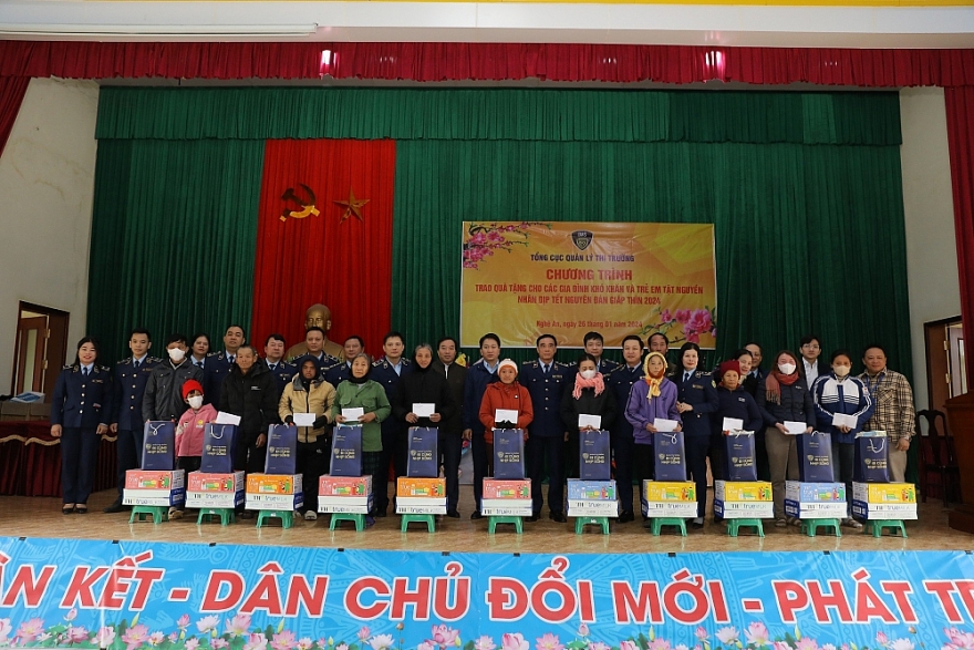 Trao quà cho gia đình khó khăn và trẻ em khuyết tật tại Nghệ An nhân dịp Tết nguyên đán Giáp Thìn 2024