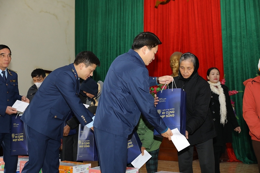 Trao quà cho gia đình khó khăn và trẻ em khuyết tật tại Nghệ An nhân dịp Tết nguyên đán Giáp Thìn 2024