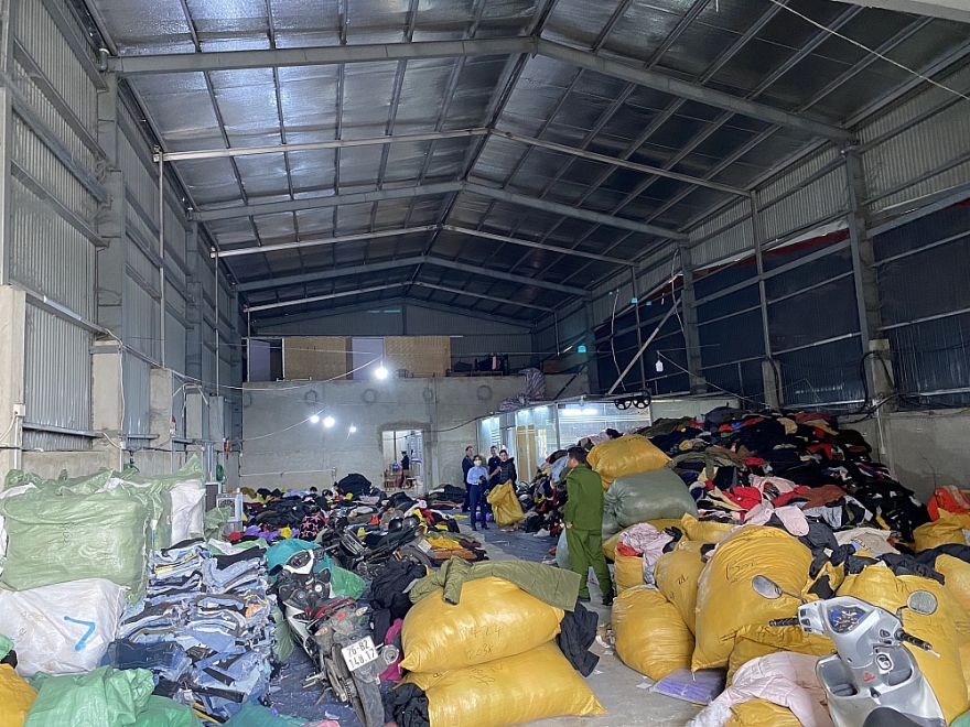 Thu giữ gần 1.900 áo khoác đã qua sử dụng bán livestream qua facebook Thu giữ gần 1.900 áo khoác đã qua sử dụng bán livestream qua facebook