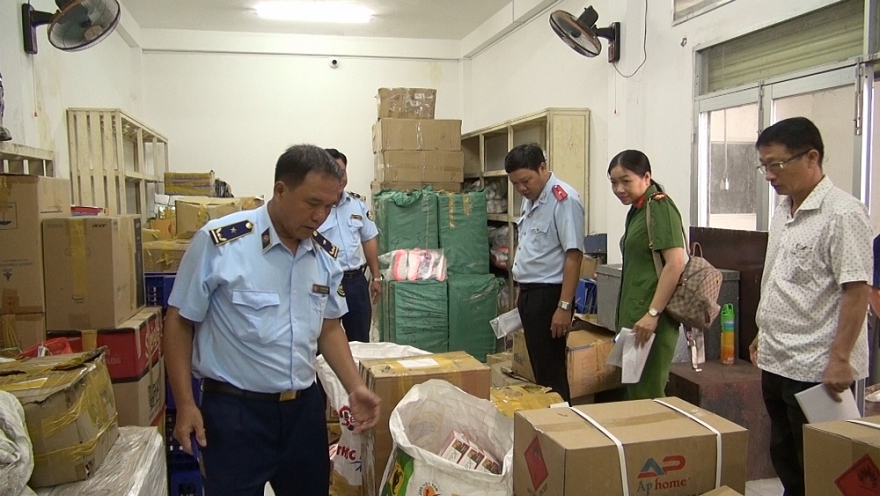 Vĩnh Long: Tiêu hủy trên 68.300 sản phẩm hàng hóa bị tịch thu do vi phạm hành chính Vĩnh Long: Tiêu hủy trên 68.300 sản phẩm hàng hóa bị tịch thu do vi phạm hành chính