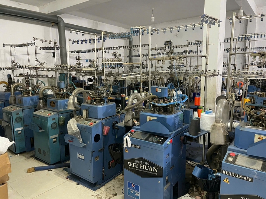 Kiểm tra cơ sở sản xuất bít tất giả mạo hàng loạt nhãn hiệu nổi tiếng Kiểm tra cơ sở sản xuất bít tất giả mạo hàng loạt nhãn hiệu nổi tiếng