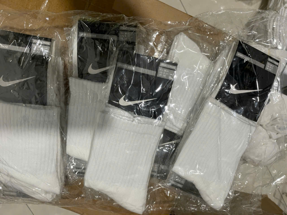 Kiểm tra cơ sở sản xuất bít tất giả mạo hàng loạt nhãn hiệu nổi tiếng Kiểm tra cơ sở sản xuất bít tất giả mạo hàng loạt nhãn hiệu nổi tiếng