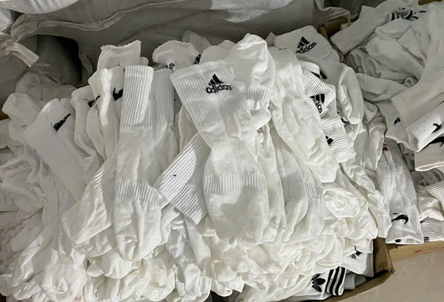 Kiểm tra cơ sở sản xuất bít tất giả mạo hàng loạt nhãn hiệu nổi tiếng Kiểm tra cơ sở sản xuất bít tất giả mạo hàng loạt nhãn hiệu nổi tiếng