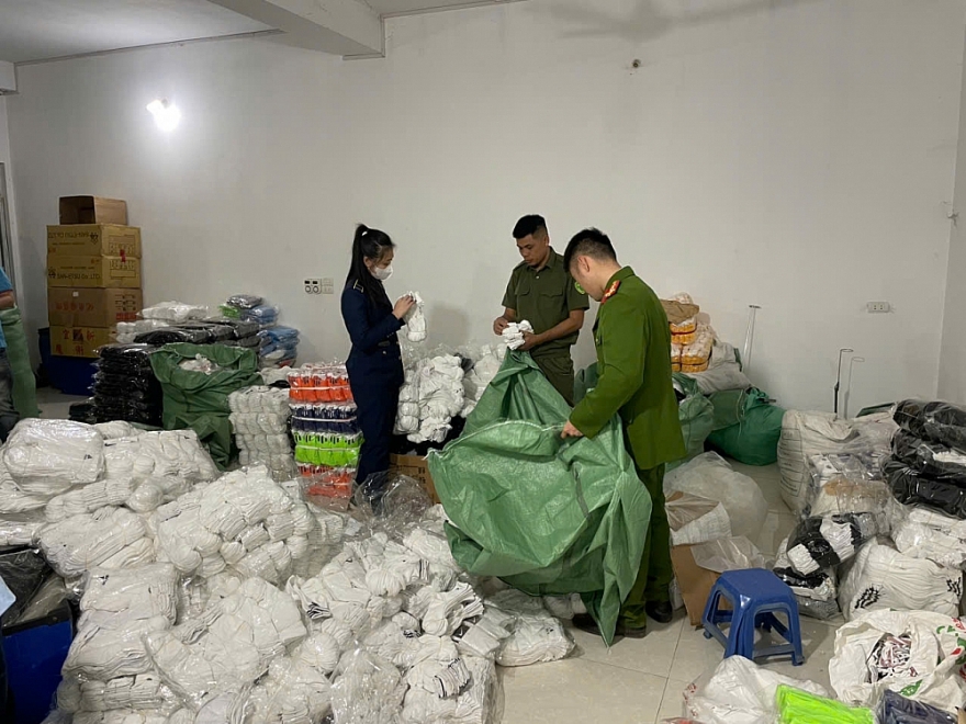 Kiểm tra cơ sở sản xuất bít tất giả mạo hàng loạt nhãn hiệu nổi tiếng Kiểm tra cơ sở sản xuất bít tất giả mạo hàng loạt nhãn hiệu nổi tiếng