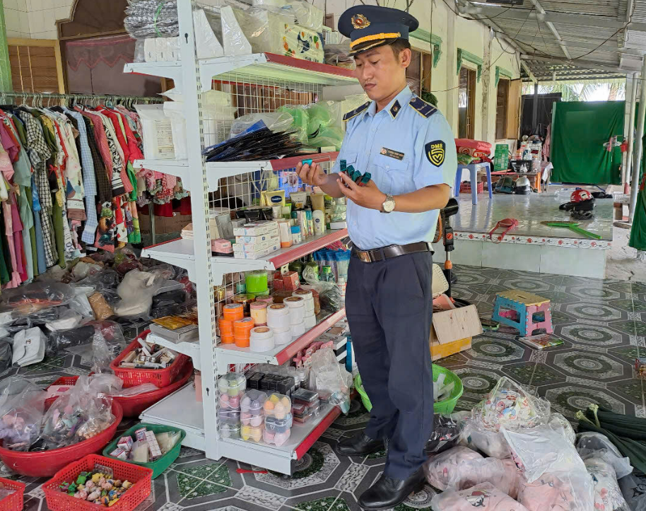 Tiền Giang: Kiểm tra, phát hiện 200 cây son môi không rõ nguồn gốc xuất xứ