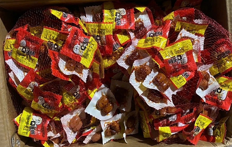 Phát hiện trên 13 tấn thực phẩm bán cho trẻ em không rõ nguồn gốc Phát hiện trên 13 tấn thực phẩm bán cho trẻ em không rõ nguồn gốc