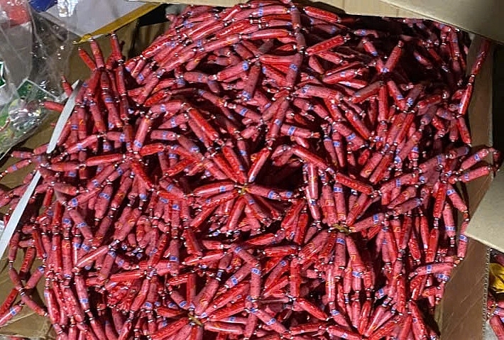 Phát hiện trên 13 tấn thực phẩm bán cho trẻ em không rõ nguồn gốc Phát hiện trên 13 tấn thực phẩm bán cho trẻ em không rõ nguồn gốc