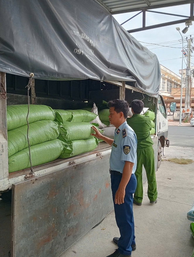 Phát hiện gần 3.500 kg phân bón không rõ nguồn gốc xuất xứ đang trên đường tiêu thụ Phát hiện gần 3.500 kg phân bón không rõ nguồn gốc xuất xứ đang trên đường tiêu thụ