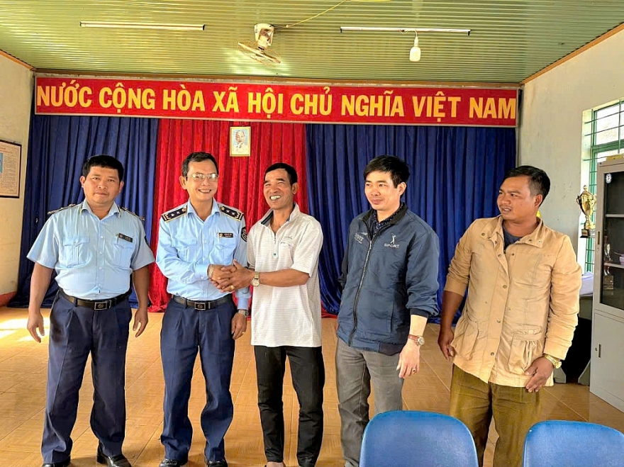 Công đoàn cơ sở Cục QLTT tỉnh Gia Lai thăm hỏi chúc tết 02 hộ nghèo tại làng Chuk, xã Kon Thụp, huyện Mang Yang Công đoàn cơ sở Cục QLTT tỉnh Gia Lai thăm hỏi chúc tết 02 hộ nghèo tại làng Chuk, xã Kon Thụp, huyện Mang Yang