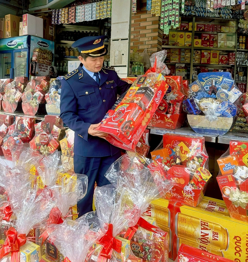 Cục QLTT Lạng Sơn khảo sát thị trường hàng hóa phục vụ Tết Nguyên đán Ất Tỵ năm 2025