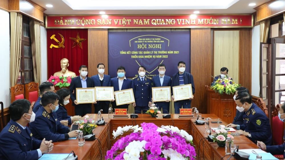 Cục QLTT Bắc Ninh khen thưởng 09 doanh nghiệp trong năm 2021