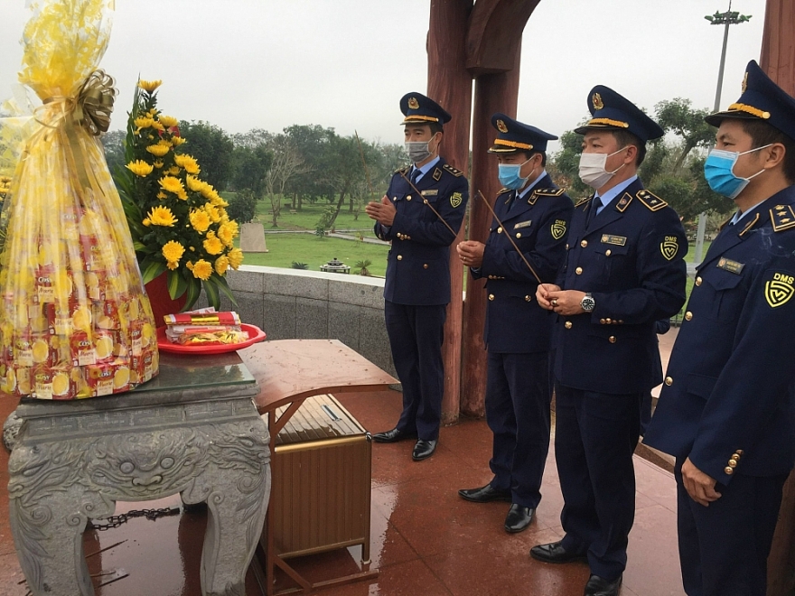 Dâng hương tưởng niệm các anh hùng, liệt sỹ nhân dịp đầu Xuân Nhâm Dần 2022