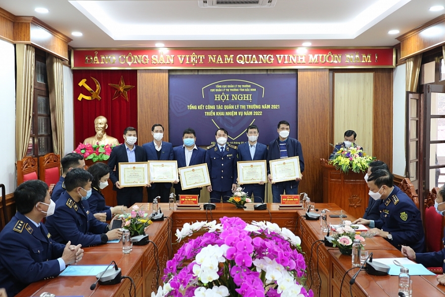 Cục QLTT Bắc Ninh khen thưởng 09 doanh nghiệp trong năm 2021