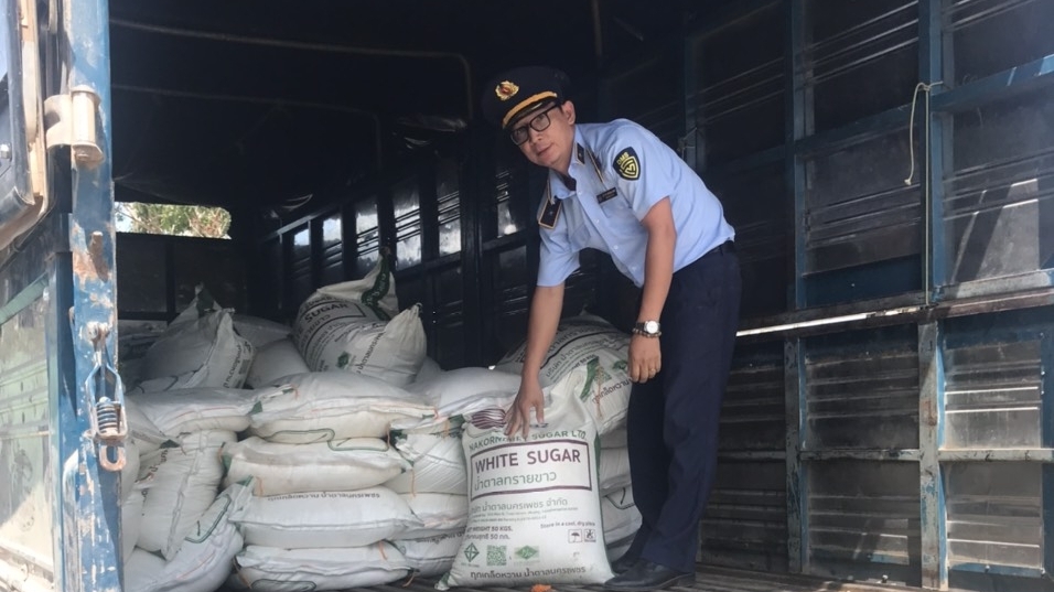 Phát hiện, thu giữ trên 2 tấn đường cát nhập lậu tại Long An