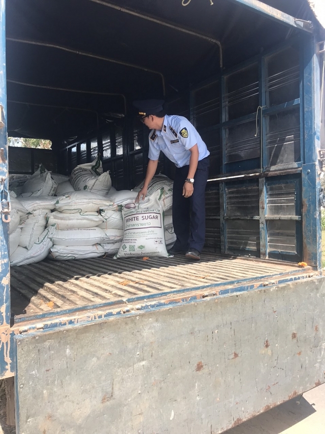 Phát hiện, thu giữ trên 2 tấn đường cát nhập lậu tại Long An
